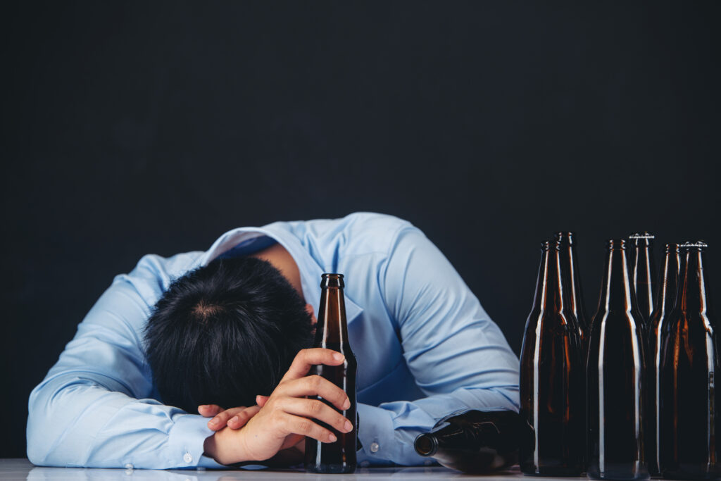 Homem segurando uma garrafa de cerveja - Foto: Freepik