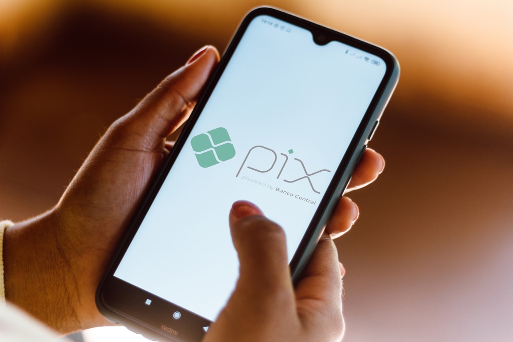Celular com logo do PIX estampada - Criador: rafapress | Crédito: Shutterstock