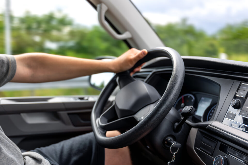 Pessoa dirigindo automóvel.